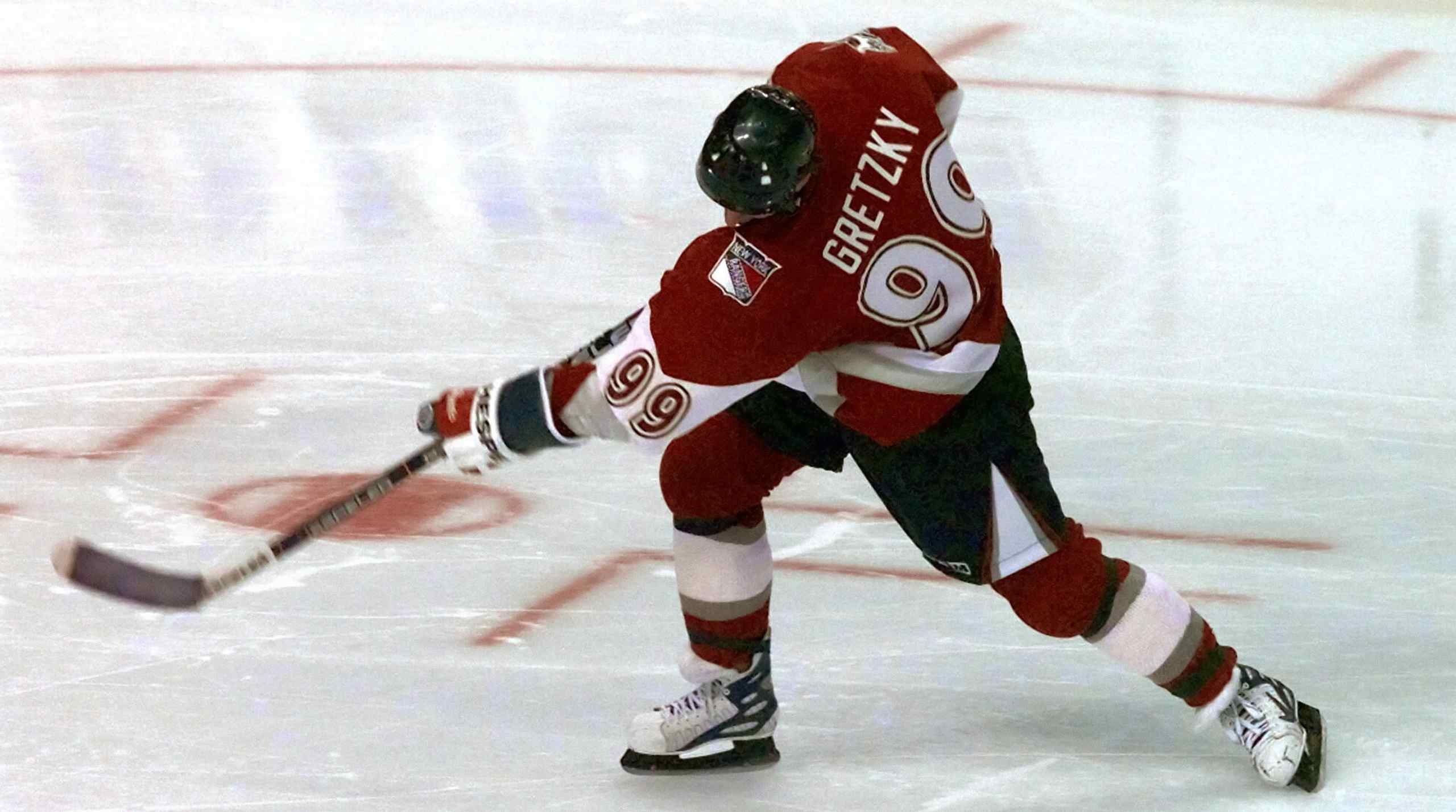 Wayne Gretzky playing for LA Kings.